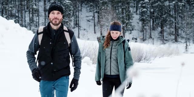 Drumeţie de iarnă în munţi: cum alegeți haine, încălţăminte şi accesorii călduroase pentru trekking